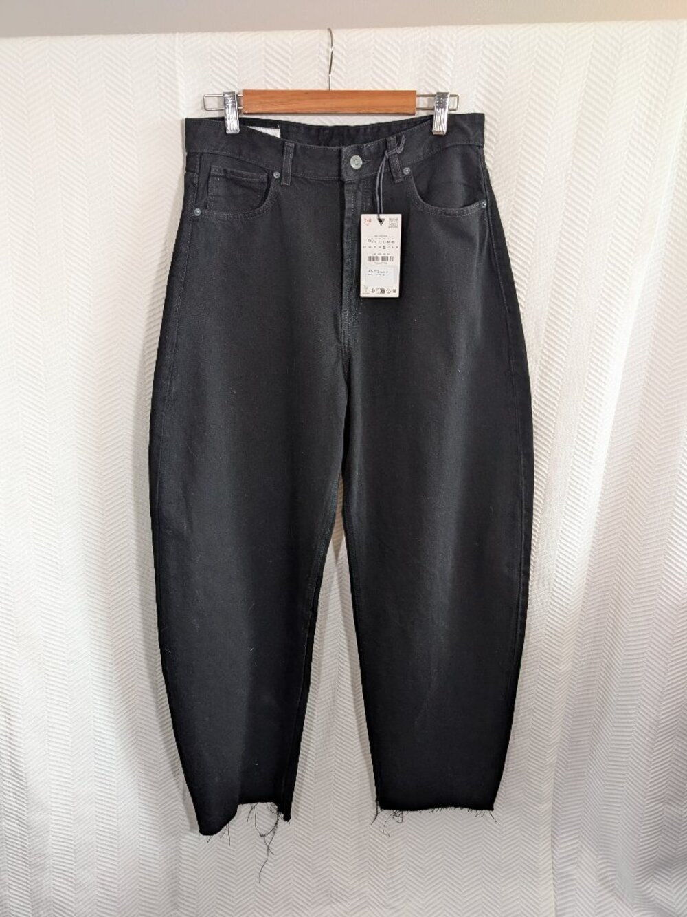 ZARA Black Barrel Jeans Raw Hem Contemporary Denim Streetwear Modern Size 8 NWT